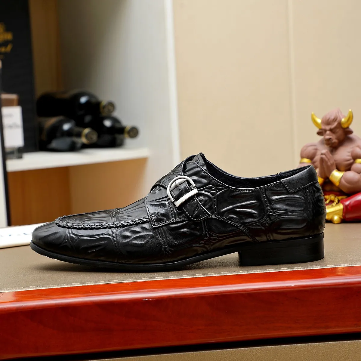 Men's shoes 💰540 💰 Louis Vuitton LV ® Autumn and Winter 🆕 models 🔛Full shoe counter First layer cowhide, 🐂leather lining casual shoes for men, super soft outsole, essential for driving. Counter synchronized original first layer cowhide completely 1:1 mold customization 🌹Top version, 2 colors optional! Number: 38-45 (37.46. Customized)